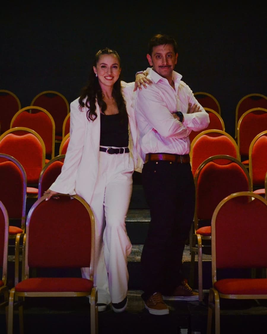 Oriana Moglia y Matías Filgueira, directores de Teatro Arriba, en la sala